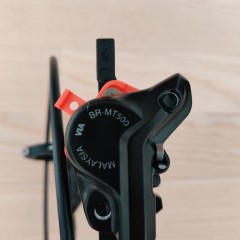 Тормоз дисковый SHIMANO MT MT501, BL(левый)/BR-MT500(передний), полимерные колодки, 1000мм, черный